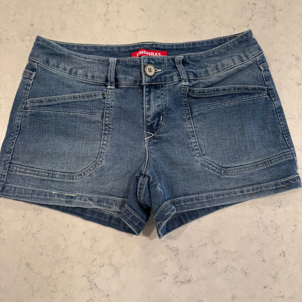 Y2K Unionbay Low Rise Size 7 (28W) Denim Shorty Shorts 3" Inseam Medium Wash